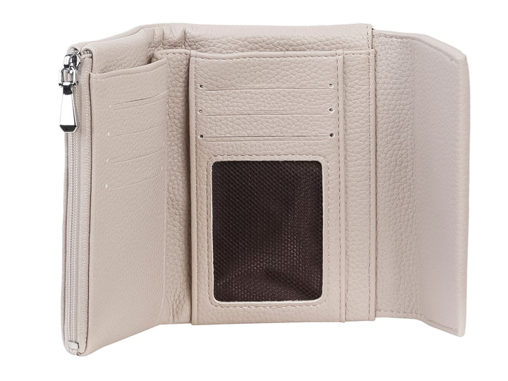 Cartera compacta de color beige con textura rugosa, solapa frontal y cierre lateral.