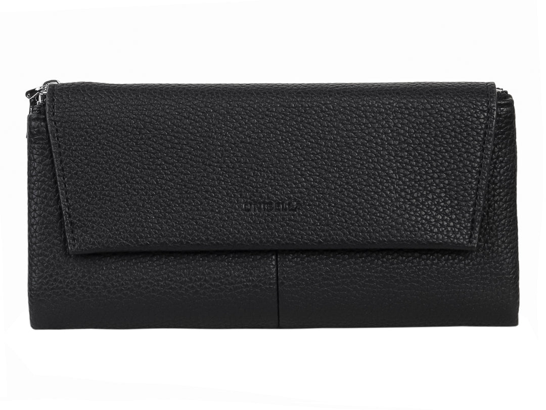 Bolso estilo cartera de color negro con textura granulada y solapa frontal.