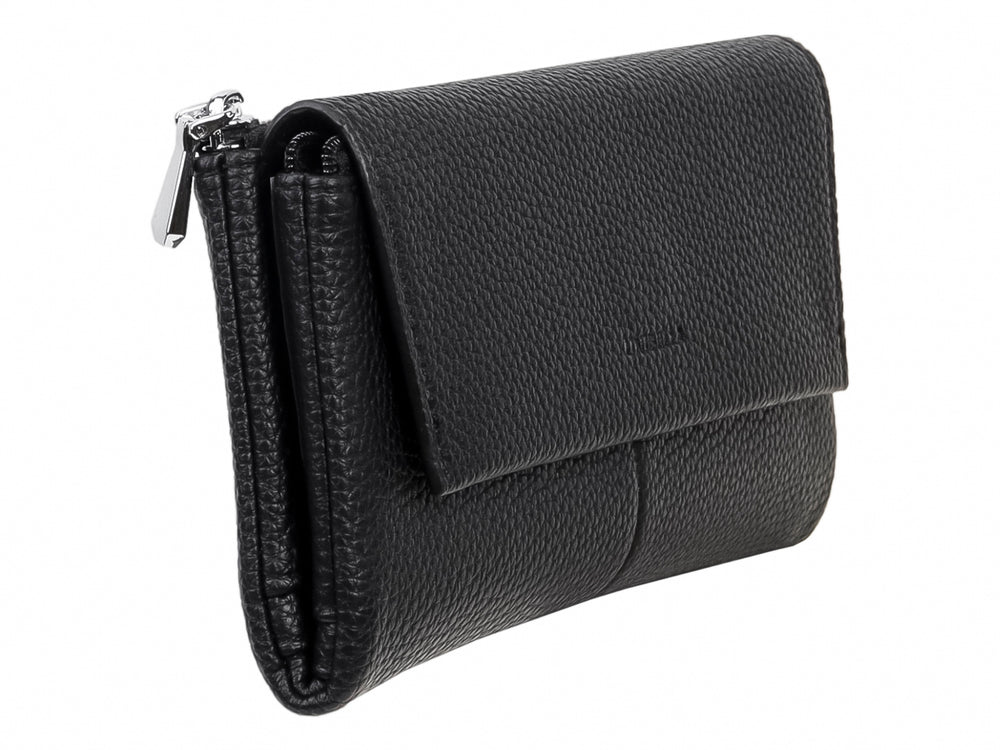 Bolso estilo cartera de color negro con textura granulada y solapa frontal.