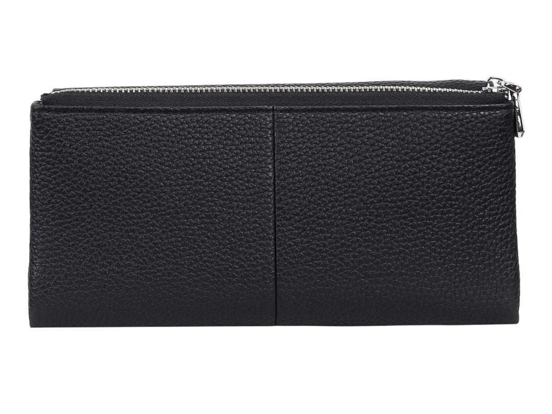 Bolso estilo cartera de color negro con textura granulada y solapa frontal.