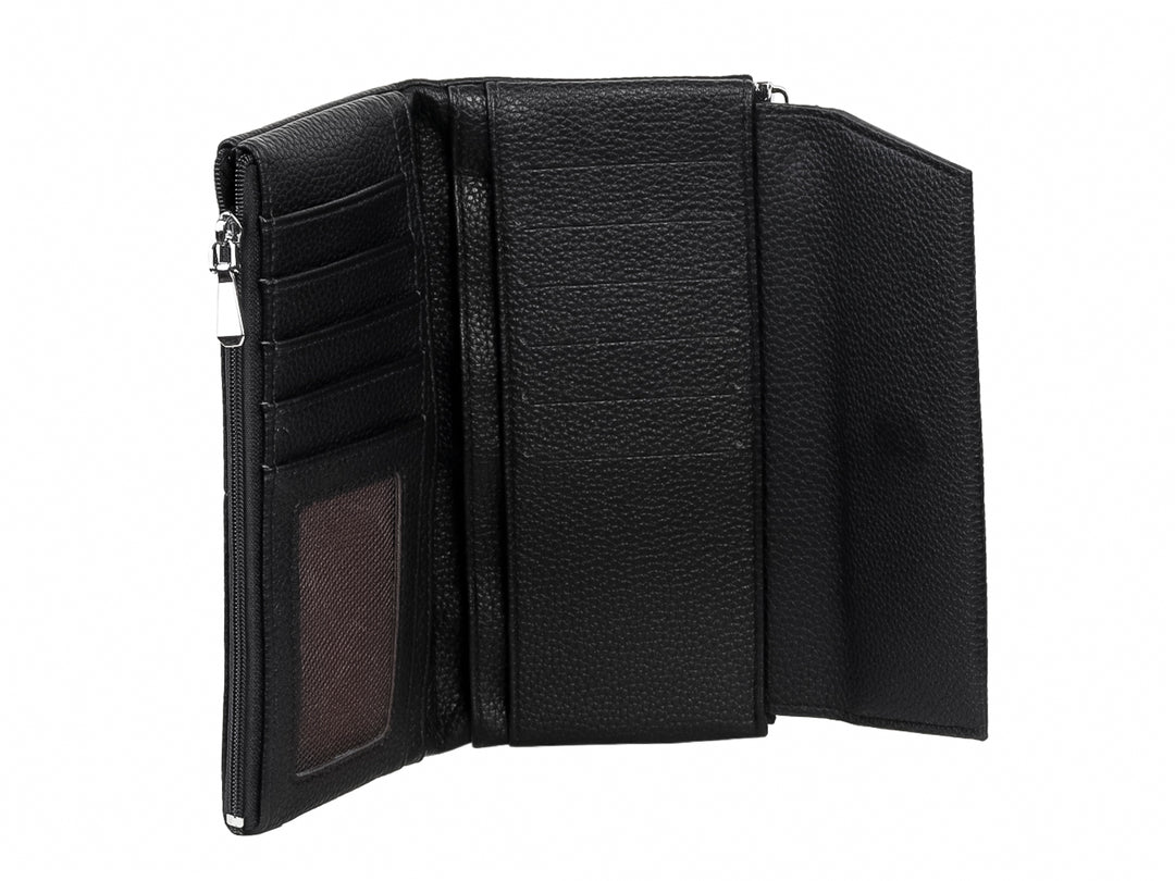 Bolso estilo cartera de color negro con textura granulada y solapa frontal.