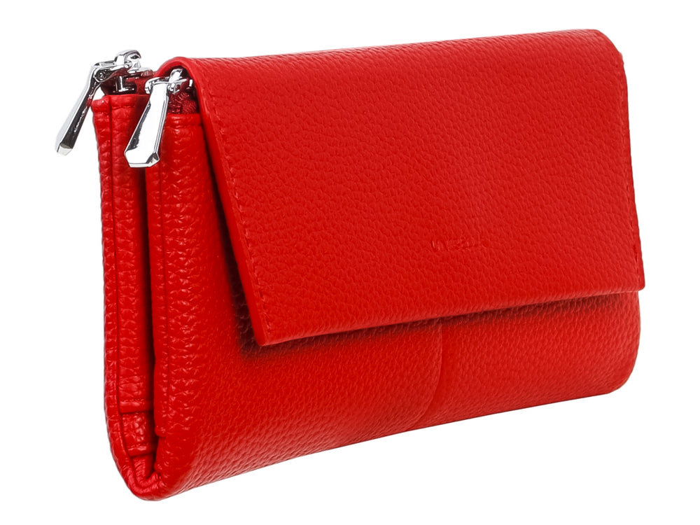 Cartera rectangular de color rojo con textura rugosa, solapa frontal y cierre lateral.