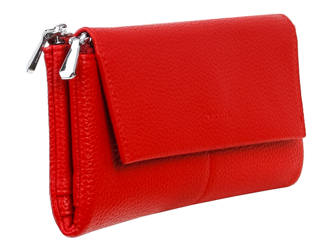 Cartera rectangular de color rojo con textura rugosa, solapa frontal y cierre lateral.