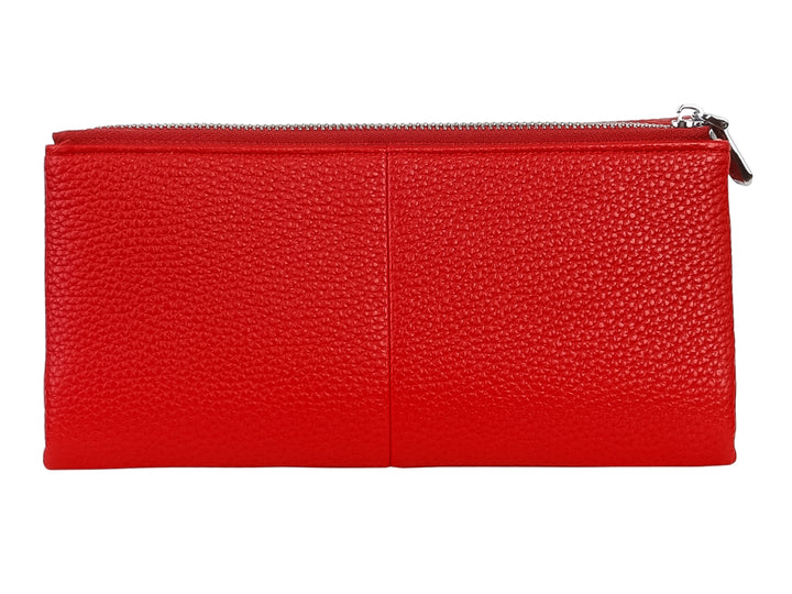 Cartera rectangular de color rojo con textura rugosa, solapa frontal y cierre lateral.