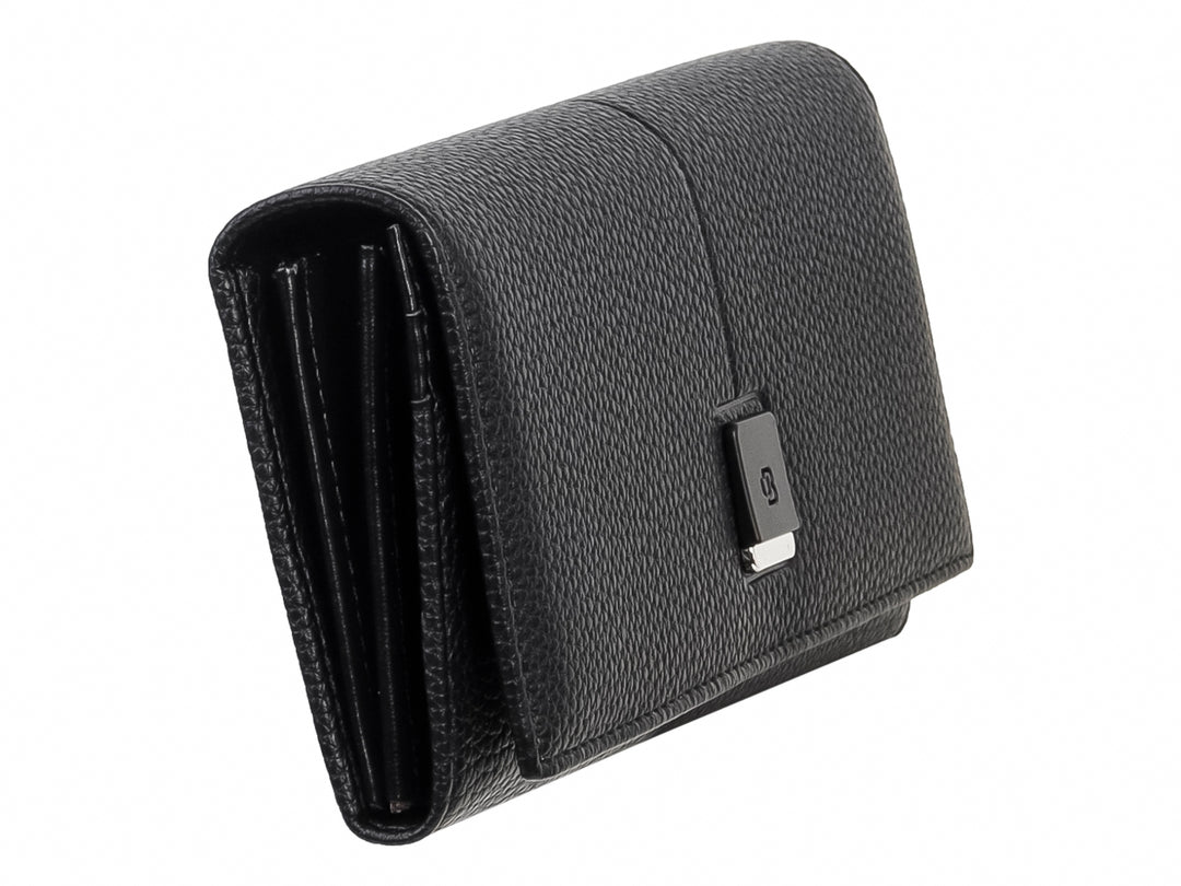 Bolso estilo cartera color negro con textura rugosa y cierre metálico central cuadrado.