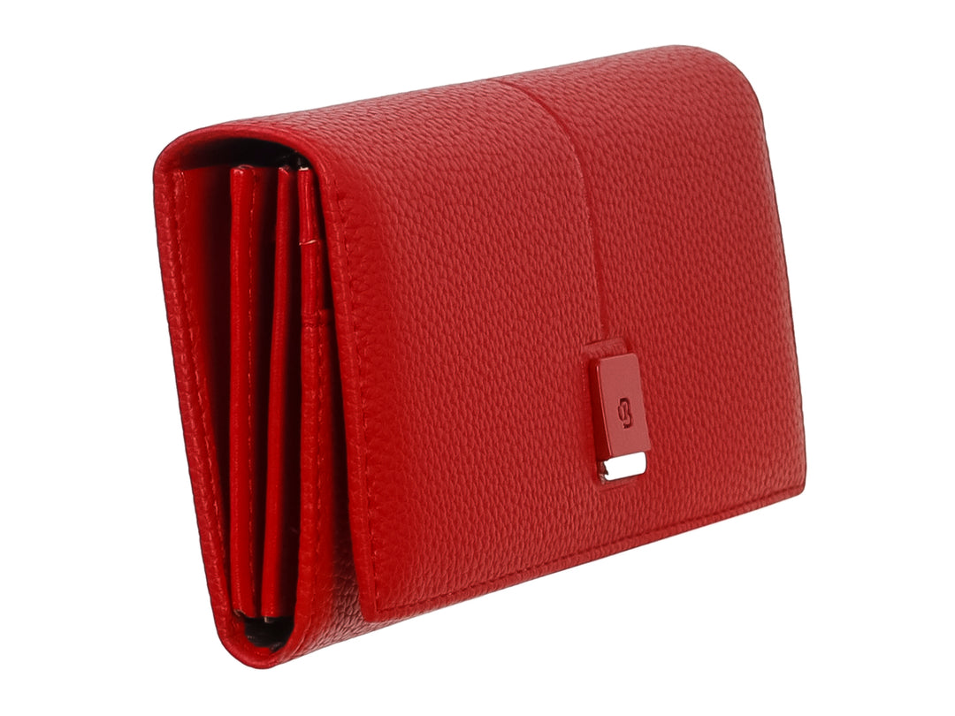 Cartera estilo sobre de color rojo con textura rugosa y detalle metálico central.