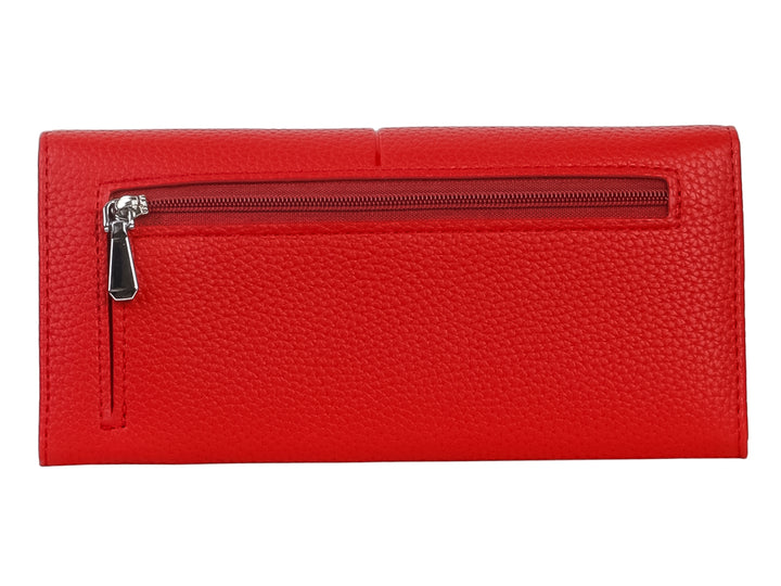 Cartera estilo sobre de color rojo con textura rugosa y detalle metálico central.