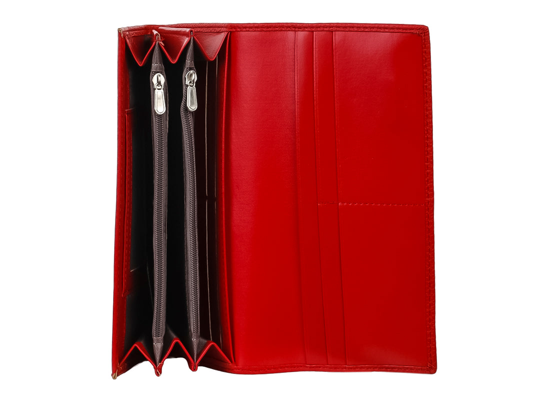 Cartera estilo sobre de color rojo con textura rugosa y detalle metálico central.