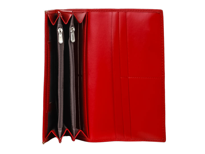 Cartera estilo sobre de color rojo con textura rugosa y detalle metálico central.