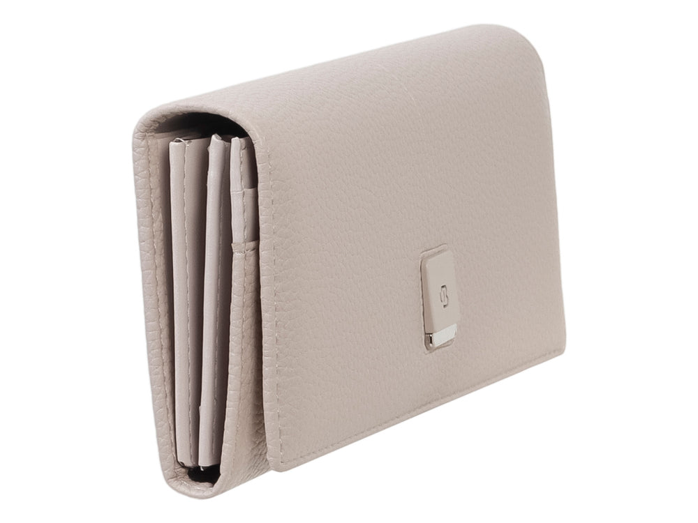 Cartera Unibella color beige con textura granulada y broche metálico central cuadrado.
