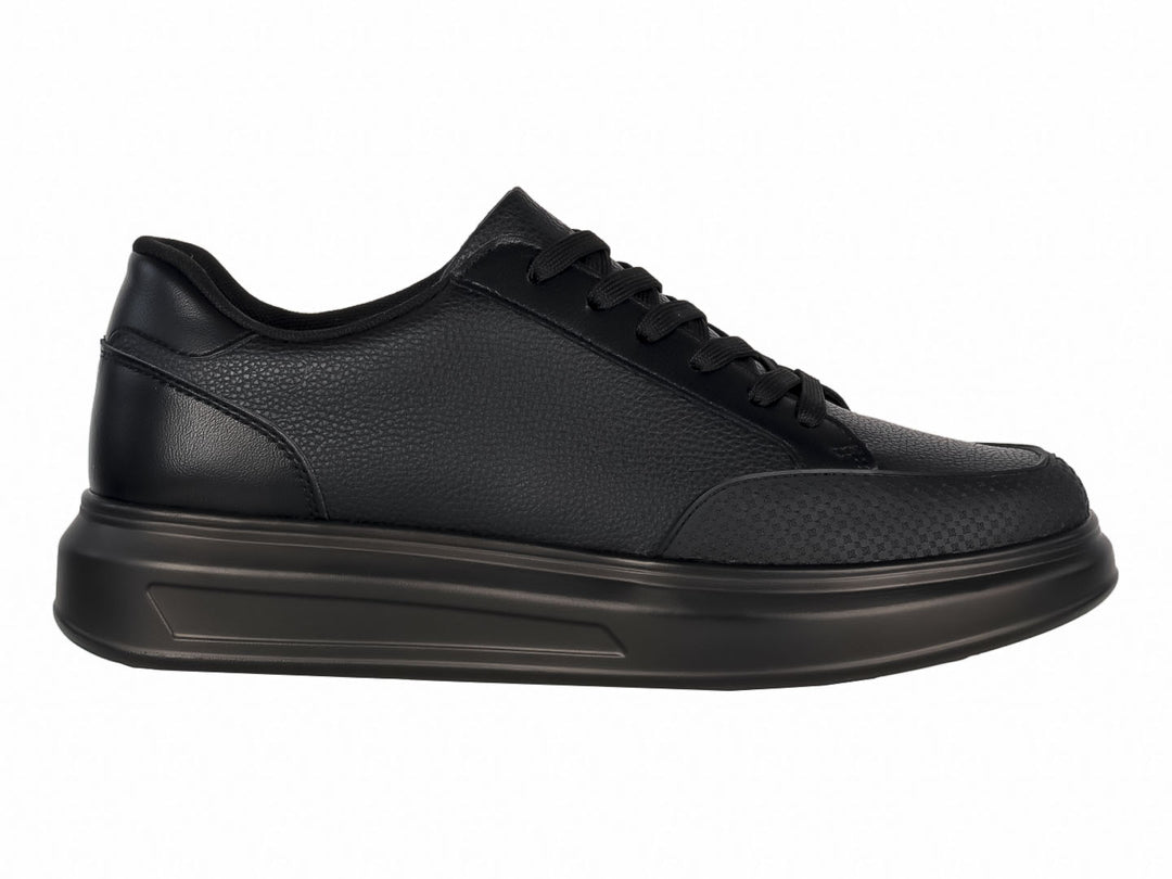 Zapato casual color negro para hombre con suela gruesa y cordones.