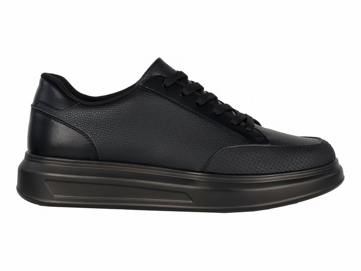 Zapato casual color negro para hombre con suela gruesa y cordones.