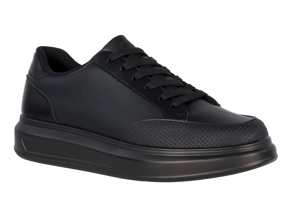 Zapato casual color negro para hombre con suela gruesa y cordones.
