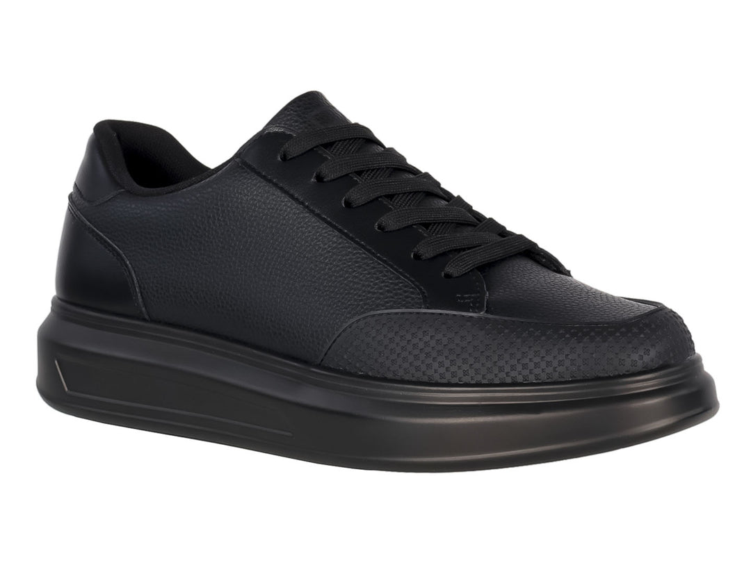 Zapato casual color negro para hombre con suela gruesa y cordones.
