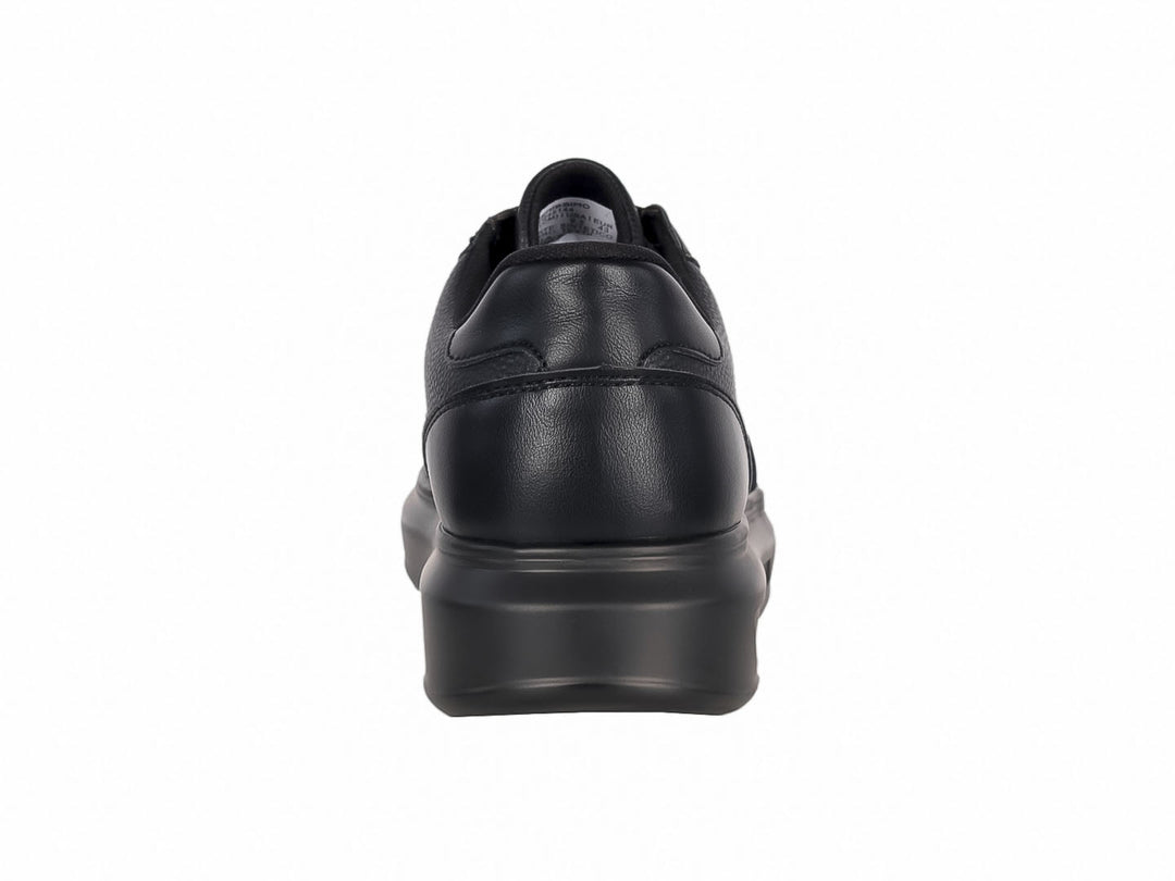 Zapato casual color negro para hombre con suela gruesa y cordones.