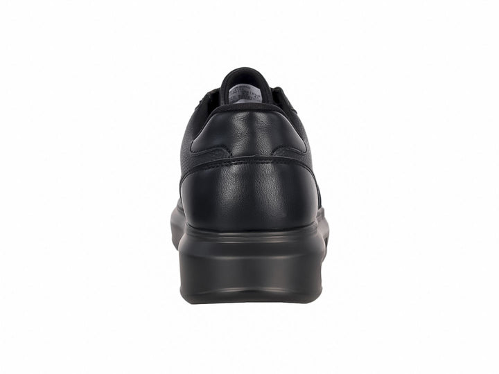 Zapato casual color negro para hombre con suela gruesa y cordones.