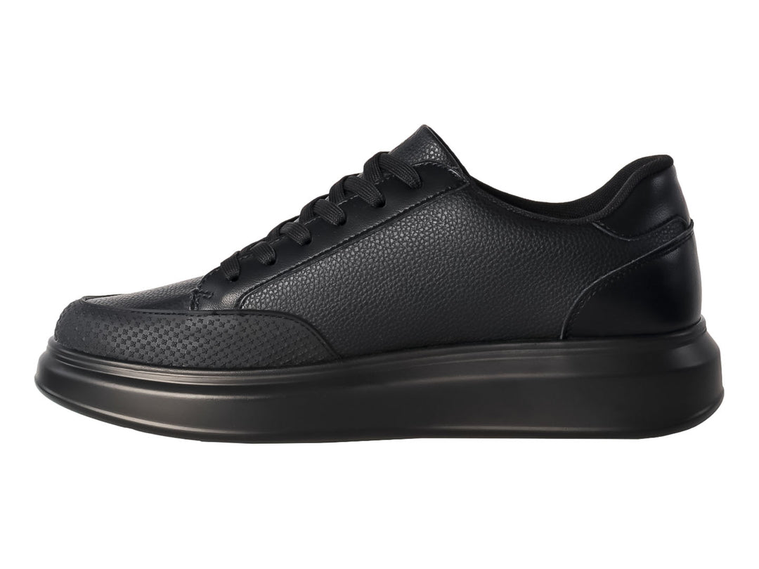 Zapato casual color negro para hombre con suela gruesa y cordones.