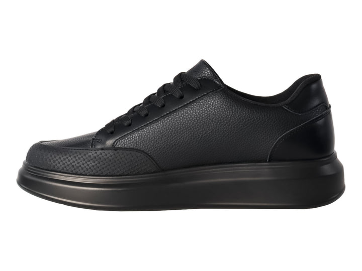 Zapato casual color negro para hombre con suela gruesa y cordones.