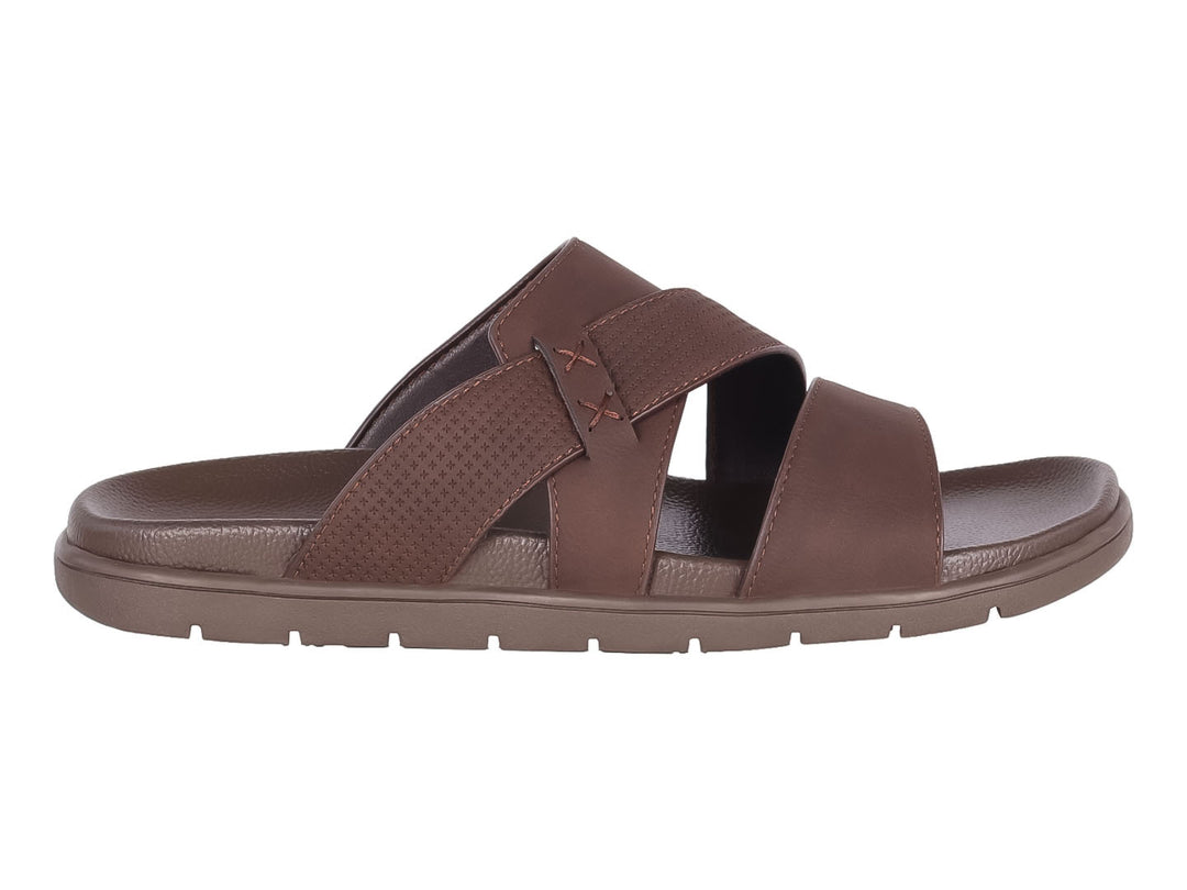 Sandalia deslizable color café para hombre con diseño casual.