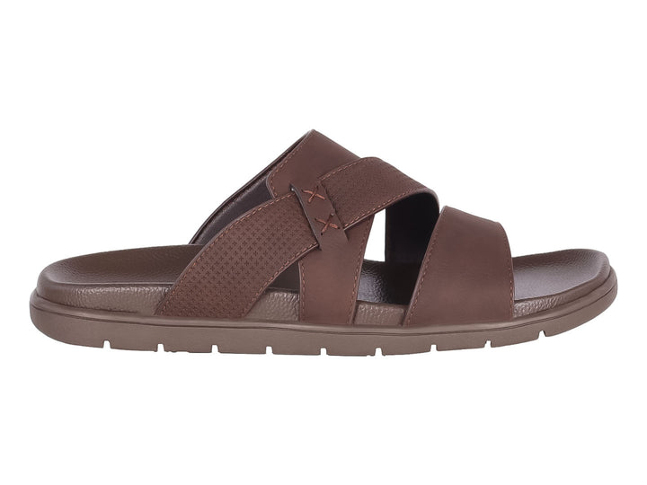 Sandalia deslizable color café para hombre con diseño casual.
