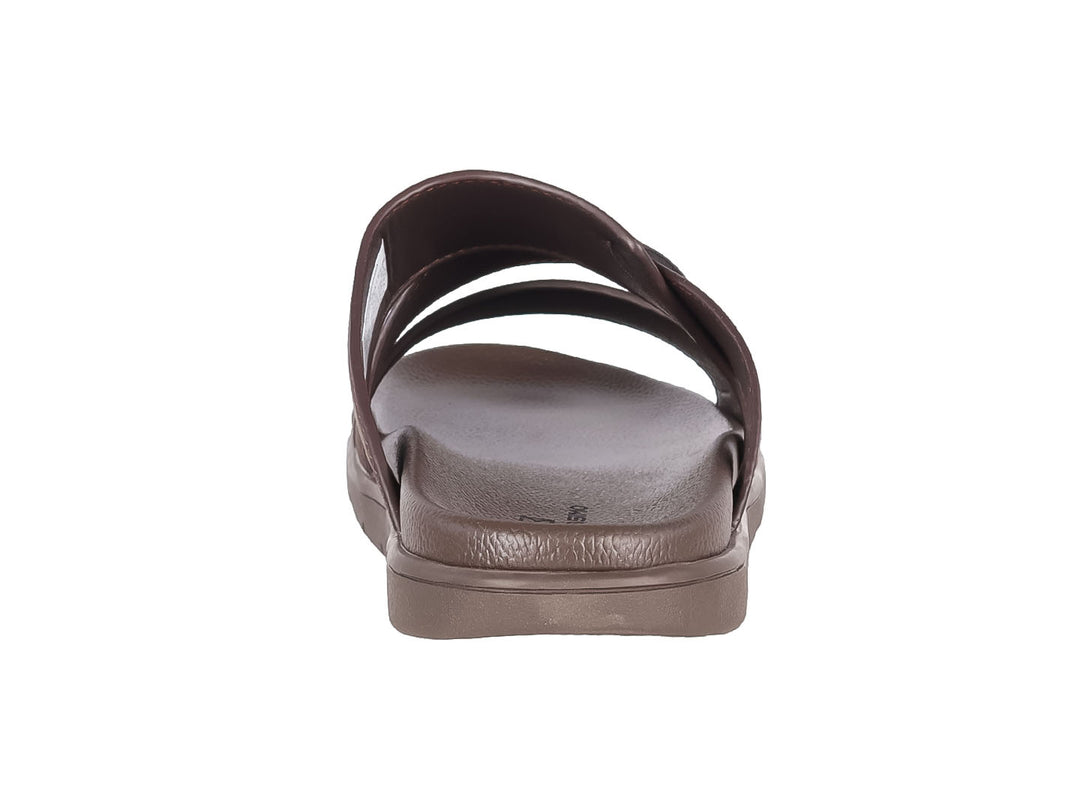 Sandalia deslizable color café para hombre con diseño casual.