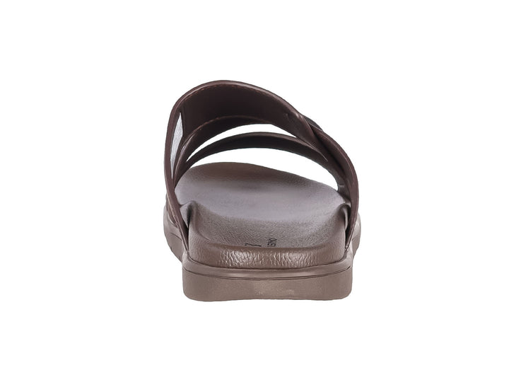 Sandalia deslizable color café para hombre con diseño casual.