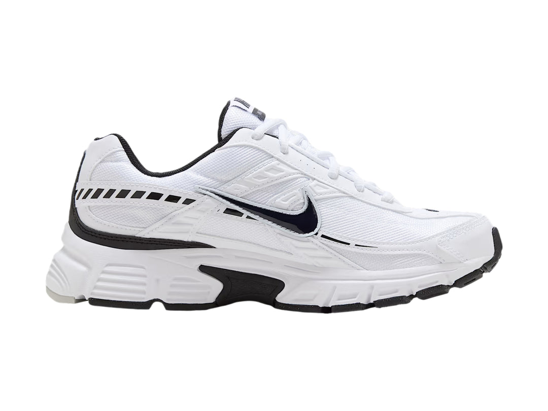 Tenis deportivos Nike Initiator en color blanco con detalles y suela en color negro.