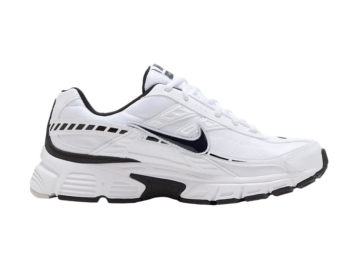 Tenis deportivos Nike Initiator en color blanco con detalles y suela en color negro.