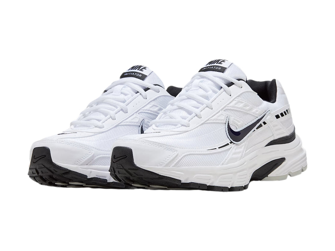 Tenis deportivos Nike Initiator en color blanco con detalles y suela en color negro.