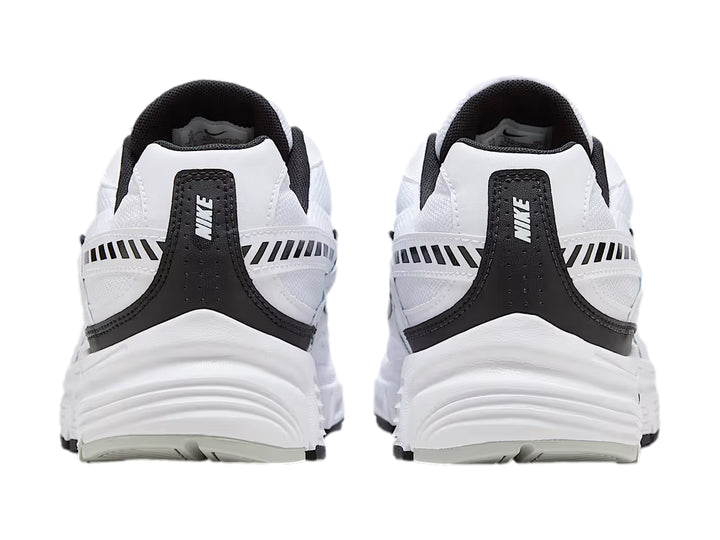 Tenis deportivos Nike Initiator en color blanco con detalles y suela en color negro.