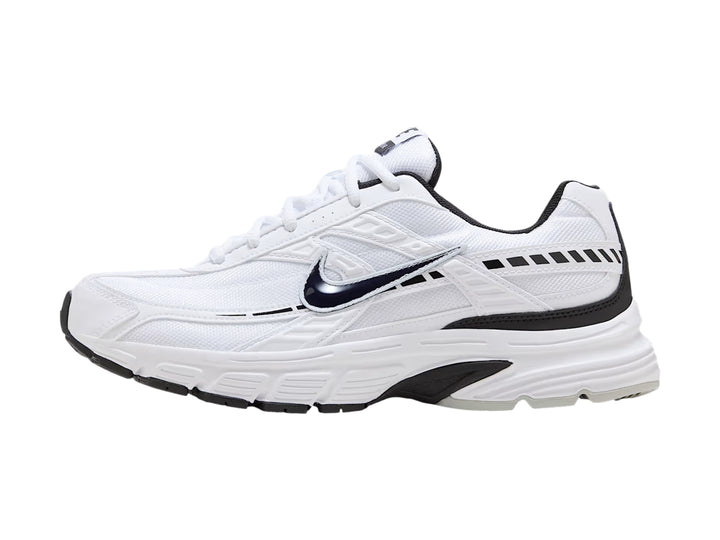 Tenis deportivos Nike Initiator en color blanco con detalles y suela en color negro.