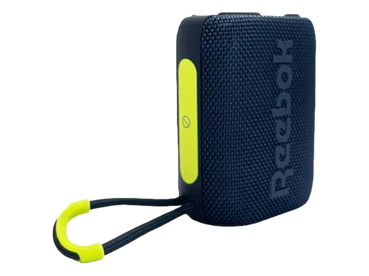 Bocina inalámbrica Reebok color azul con detalles en amarillo neón y correa integrada.