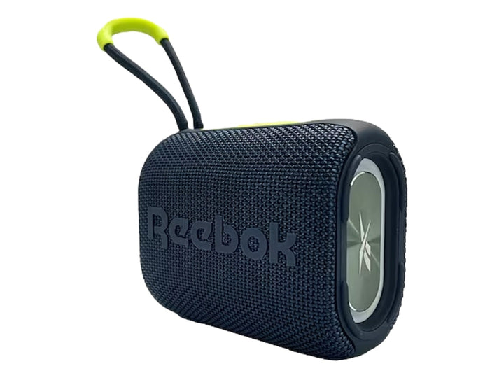 Bocina inalámbrica Reebok color azul con detalles en amarillo neón y correa integrada.