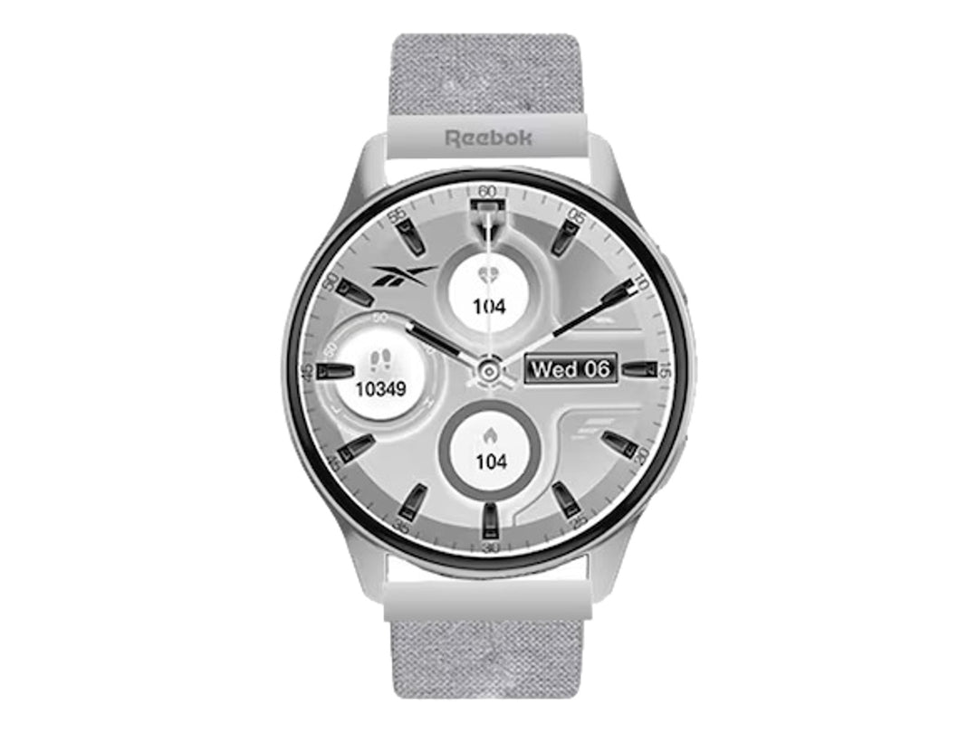 Smartwatch Reebok blanco con pantalla circular digital y correa de material sintético texturizado.