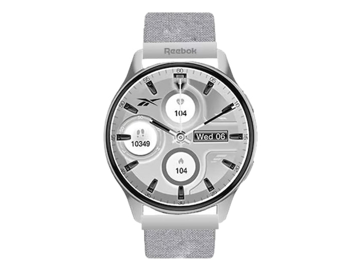 Smartwatch Reebok blanco con pantalla circular digital y correa de material sintético texturizado.
