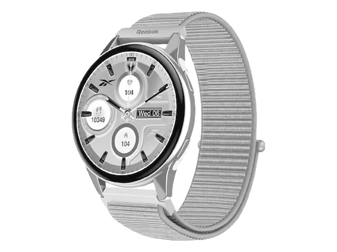 Smartwatch Reebok blanco con pantalla circular digital y correa de material sintético texturizado.