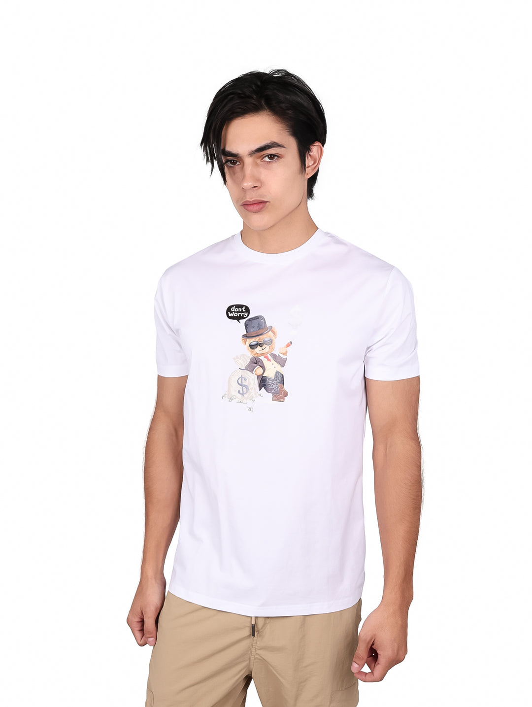 Hombre vistiendo una playera blanca de manga corta con un estampado gráfico en el pecho.