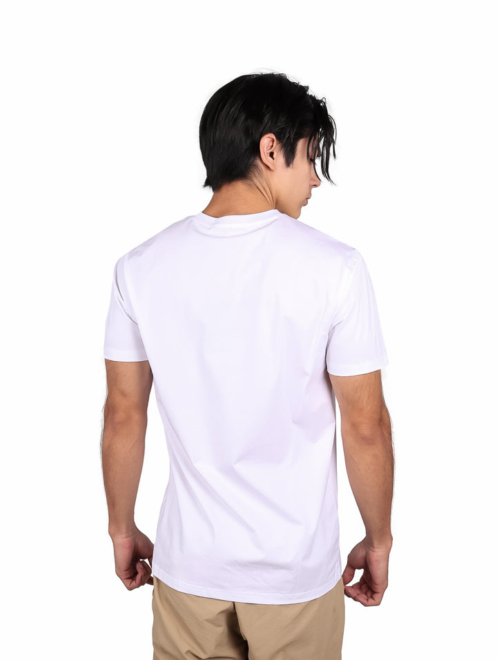 Hombre vistiendo una playera blanca de manga corta con un estampado gráfico en el pecho.