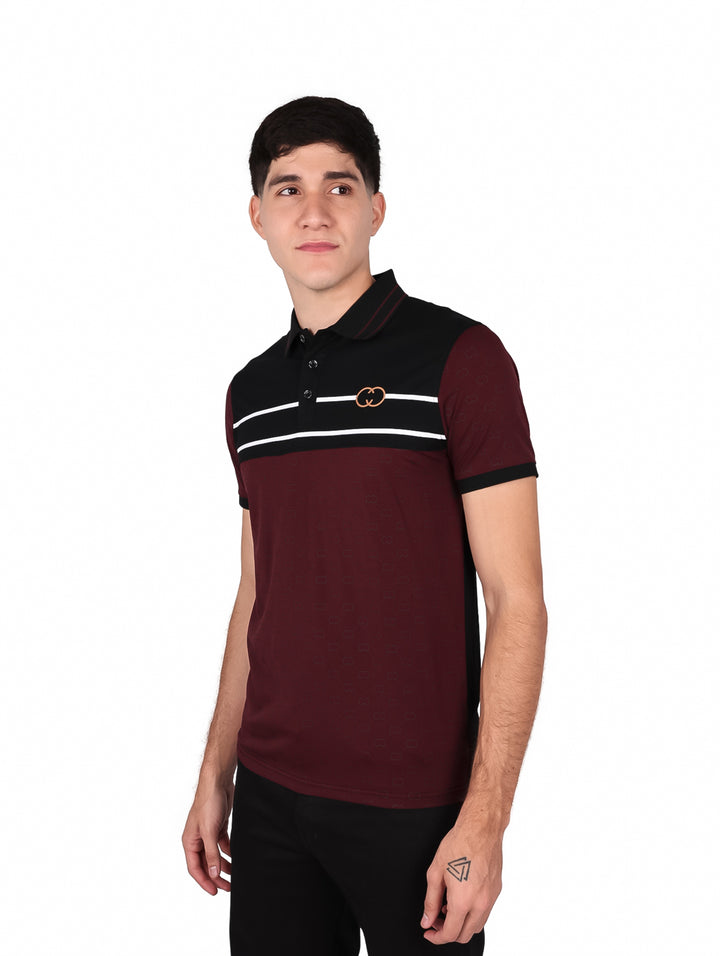 Hombre vistiendo playera polo color burgundy y negro con rayas blancas horizontales en el pecho.