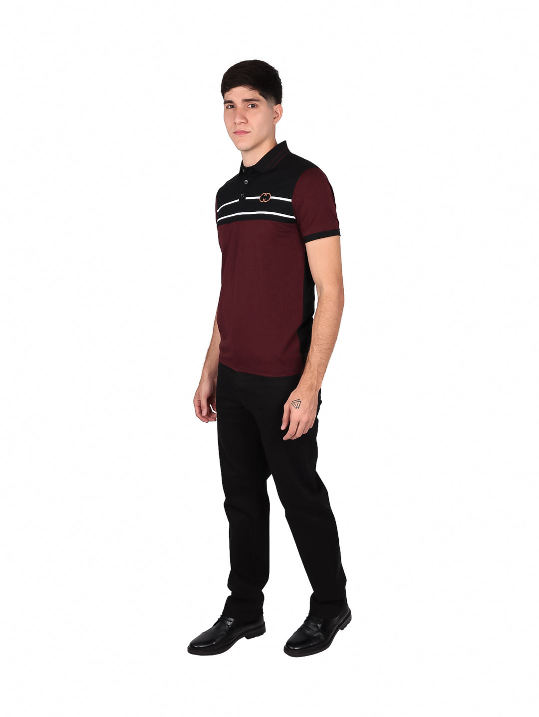 Hombre vistiendo playera polo color burgundy y negro con rayas blancas horizontales en el pecho.