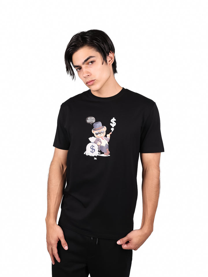 Hombre vistiendo playera negra de manga corta con estampado gráfico frontal de un personaje.