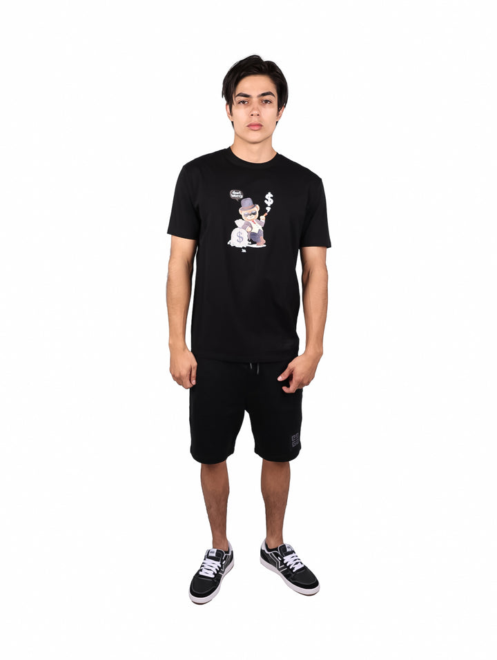 Hombre vistiendo playera negra de manga corta con estampado gráfico frontal de un personaje.