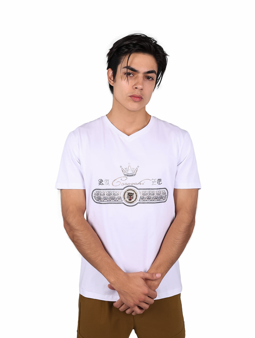Hombre vistiendo playera blanca de cuello en V con estampado frontal y manga corta.