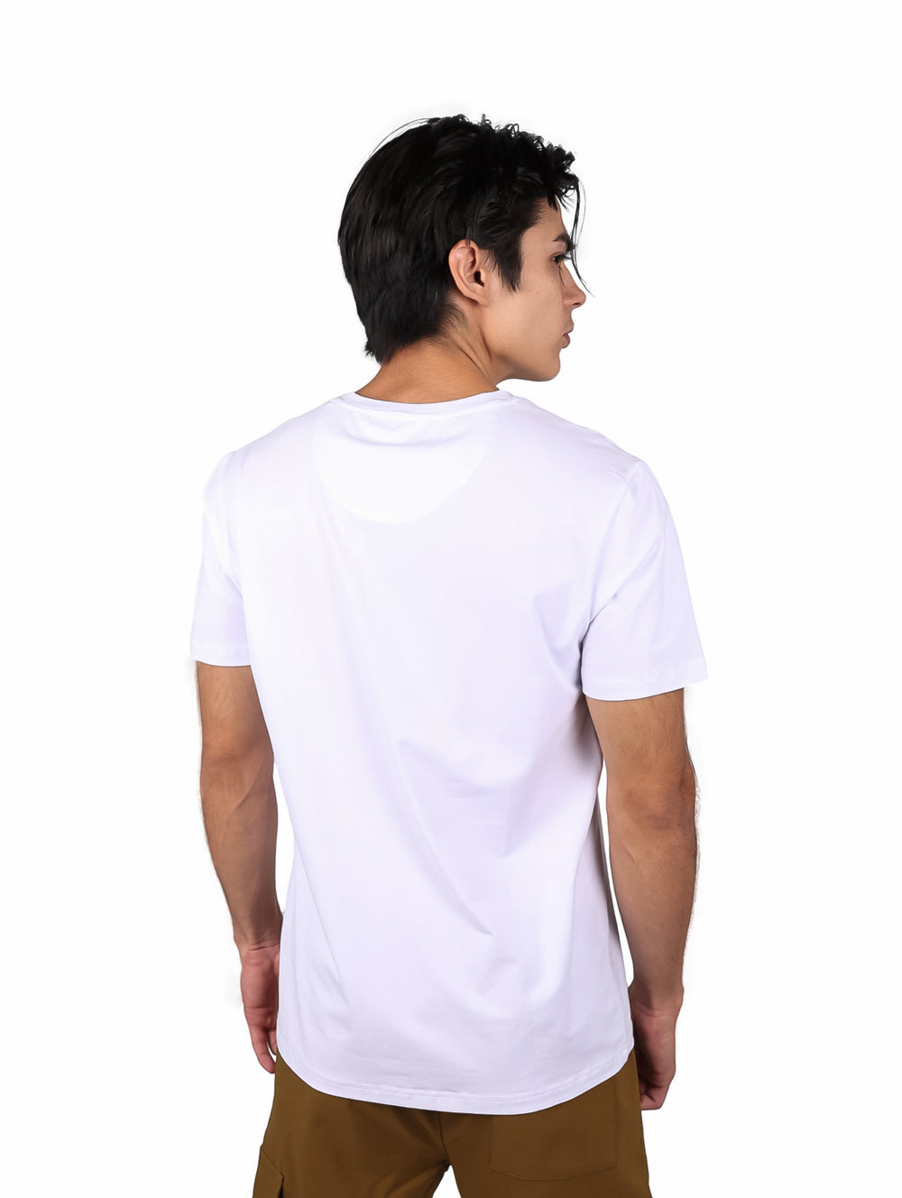Hombre vistiendo playera blanca de cuello en V con estampado frontal y manga corta.