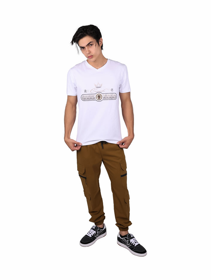 Hombre vistiendo playera blanca de cuello en V con estampado frontal y manga corta.