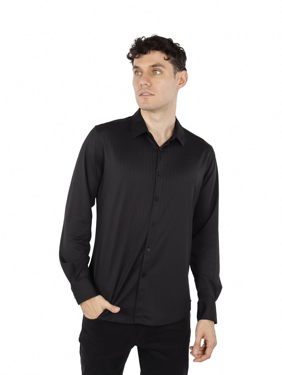 Hombre vistiendo una camisa negra de manga larga con botones y cuello.