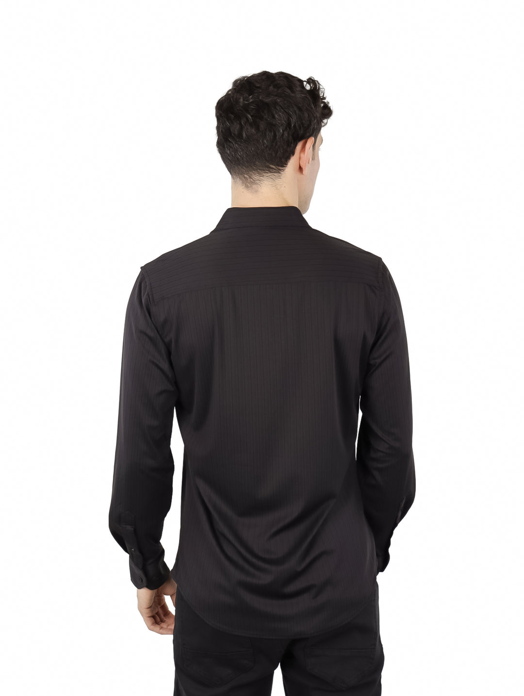 Hombre vistiendo una camisa negra de manga larga con botones y cuello.