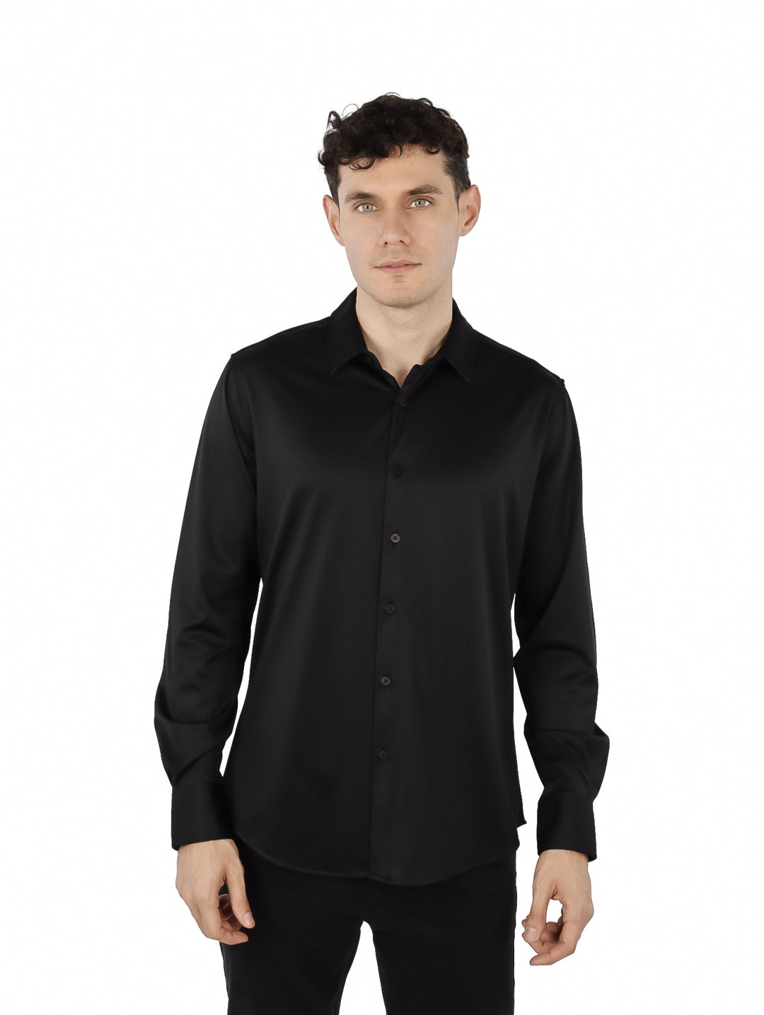 Hombre vistiendo una camisa formal de color negro con manga larga y cuello.