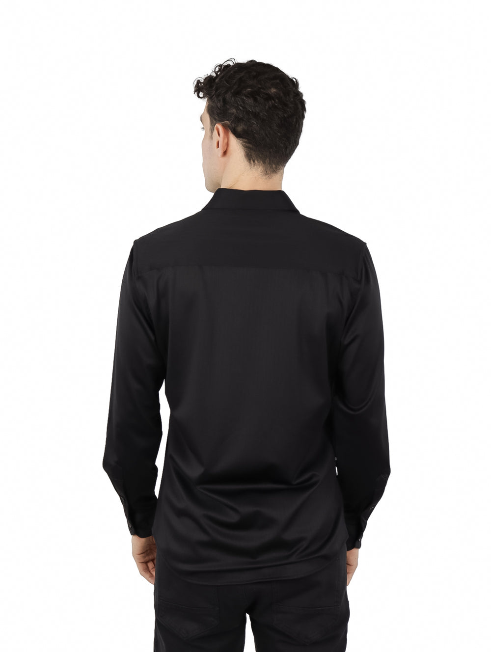 Hombre vistiendo una camisa formal de color negro con manga larga y cuello.