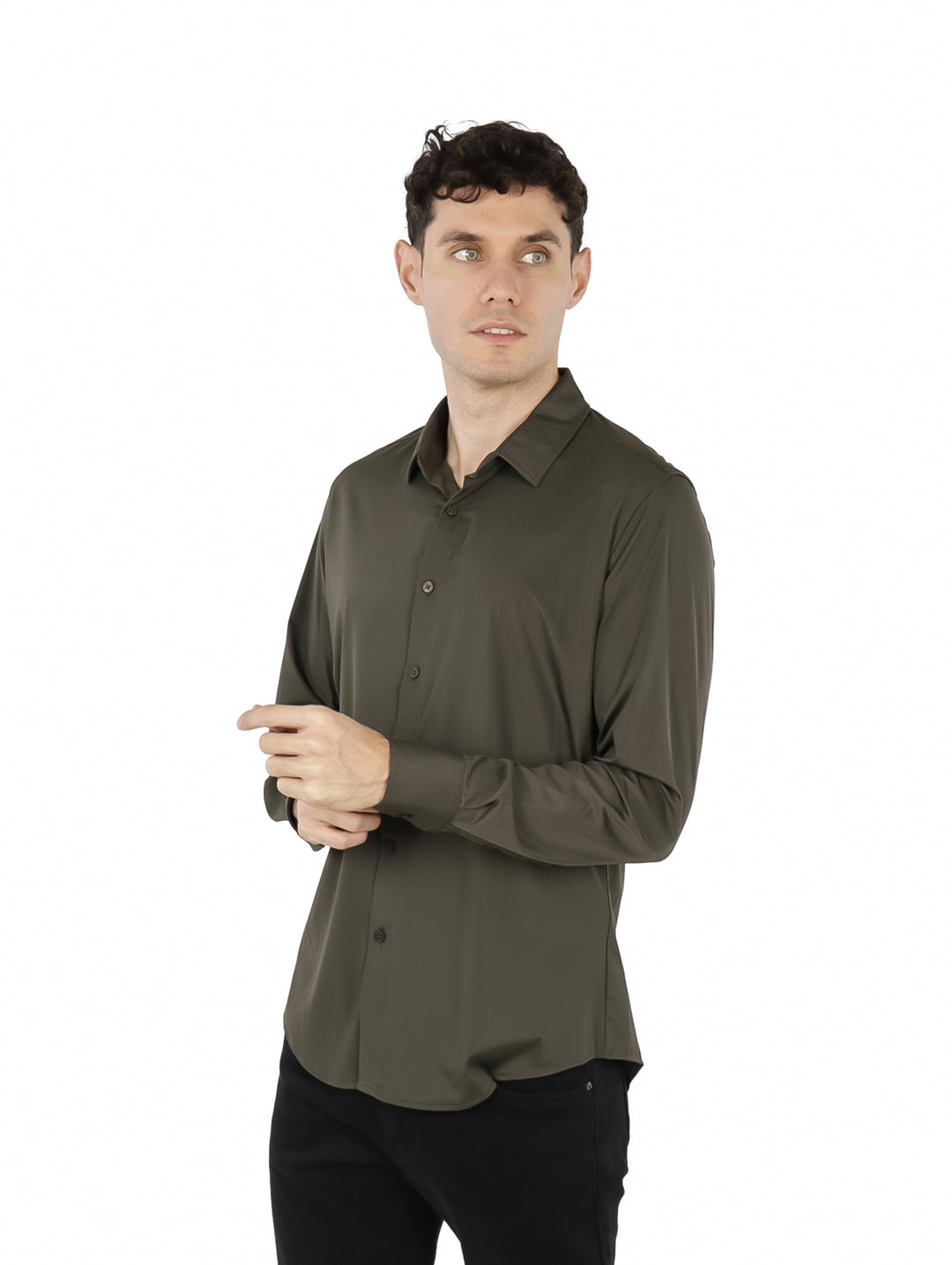 Hombre vistiendo una camisa de manga larga color oliva con cuello y botones.